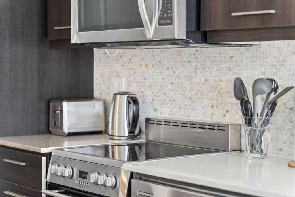 Amazing View 2br St Lawrence Market Condo, Downtown *
